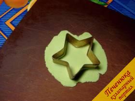10) Раскатать немного зеленой мастики, если есть формочка «звездочка», то вырезать ее с помощью формы, в другом случае просто нарезать листиков.