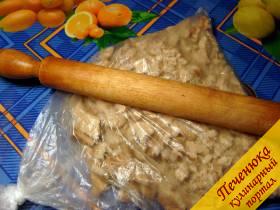 1) Печенье сложить в плотный полиэтиленовый пакет, завязать и прокатать скалкой, измельчая печенье.