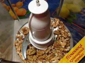 3) Орехи насыпать в чашу комбайна и порубить в мелкую крошку.