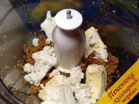 6) Порезать масло кусочками, добавить вместе с творогом и перемешать с орехово-фруктовой массой.