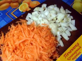 4) Морковь натереть на крупной терке, лук порезать небольшими кусочками, поставить обжаривать.