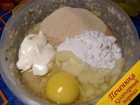 5) Добавить в массу яйцо, крахмал, панировочные сухари, сметану или майонез, еще раз все смешать до однородности.