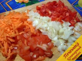 2) Подготовить овощи. Лук, помидор и сладкий перец порезать мелкими кусочками, морковь натереть на крупной терке.