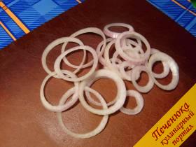3) Лук нарезать тонкими кружками и среднюю часть луковицы разобрать на кольца.