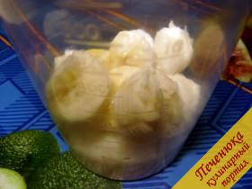 3) Очистить и порезать кусками банан, добавить йогурт, измельчить так же, как и клубнику в пюре.