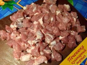 1) Мясо без косточек (у меня кусок свиной шеи, но можно взять любое мясо) промыть и нарезать кубиками около 3 сантиметров.