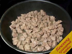 2) Переложить мясо в глубокую сковороду или сотейник с горячим маслом, слегка посолить, поперчить и обжаривать без крышки, пока весь сок не выпарится.