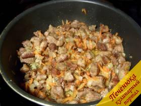 4) Когда из мяса выпарится вода, добавить обжаренные лук и морковь и перемешать.