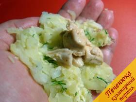 3) Взять полную ложку картофельной массы, размять ее на ладони, положить начинку из курицы и слепить круглую лепешку.