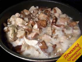2) Выложить грибы на горячую сковороду без масла и выпарить воду, затем посолить, при желании поперчить, добавить подсолнечное масло и обжарить.