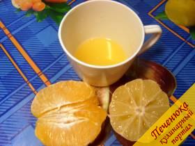 3) Снять с апельсина и лимона белую шкурку до максимальной чистоты, а потом из плодов отжать сок. Выжимки тоже положить в кастрюлю с отваром, а сок пока оставить.