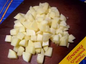 3) Картофель почистить, нарезать кубиками.