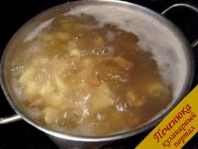 4) Опустить картошку к сваренным лисичкам, посолить и варить до мягкости картофеля.