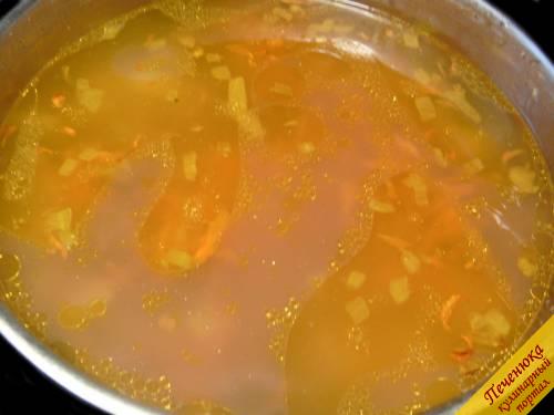 7) Заправить суп овощной поджаркой и сыром, размешать, давая сыру расплавиться.