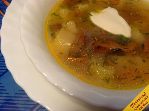 8) Подать суп со сметаной и зеленью, я обычно в грибной суп добавляю только укроп, но по желанию можно добавить зеленый лук и петрушку. Суп получается с насыщенным грибным вкусом, ароматный и аппетитно-золотистый.