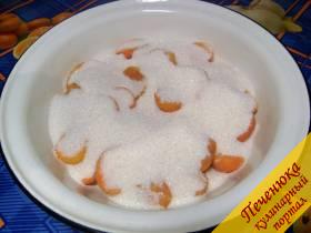 2) Половинки абрикоса, уложенные срезом вверх, засыпать сахаром, оставить на четверть суток, чтобы выделился сок.
