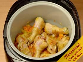 3) Добавить куриные голени, подрумянить их вместе с овощами до золотистого цвета, не забывая помешивать и переворачивать.