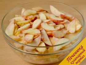 2) Яблоки вымыть и нарезать дольками, взвесить уже подготовленные. Так как банки будут герметично закатываться, точного соотношения количества сахара и яблок можно не придерживаться.
