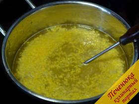 3) В кастрюльку налить воду, добавить апельсиновый сок, цедру, сахар и мед, нагреть до кипения.