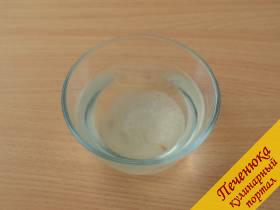 2) Растворить сахар и соль в теплой воде.
