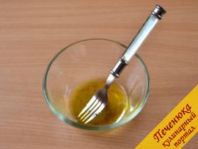 5) Для соуса смешать оливковое масло с лимонным соком, солью и свежемолотым перцем.