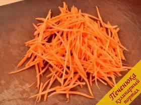 1) Морковь натереть на терке. В оригинале это было сделано на крупной терке, я использовала корейскую.