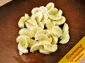 5) Бананы разрезать вдоль, затем нарезать полукруглыми пластинками поперек, чуть сбрызнуть лимонным соком, чтобы не потемнели.