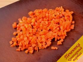 4) Морковку режем кубиками меньше сантиметра величиной.