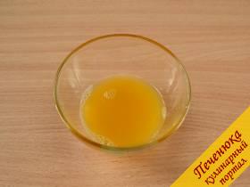 5) Собрать сок с разделочной доски и из остатков апельсинов в чашечку.