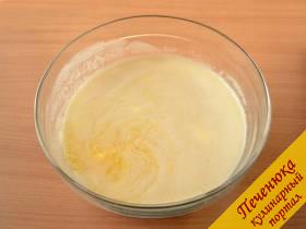 5) Смешать взбитые яйца со смесью манки в кефире, добавить туда же растопленный маргарин и соду, погашенную уксусом, перемешать.