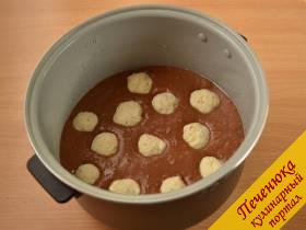 7) Смазать дно и стенки чаши мультиварки маслом (или форму для пирога, если выпекать в духовке), вылить тесто. Творожные шарики равномерно распределить в тесте. 