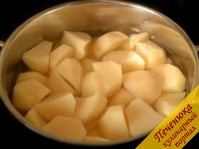 1) Сварить в подсоленной воде картофель.