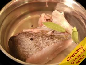 2) Положить кусок трески в холодную воду, положить соль, перец горошком и лавровый лист, если есть – веточку тимьяна, довести до кипения и отварить рыбу непродолжительно. Пяти минут хватит. После этого рыбу нужно вынуть из бульона и остудить.