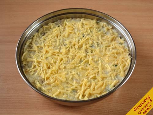 7) Смешать картофельное пюре с тресковым. Выложить в форму, смазанную маслом, засыпать сыром. Запечь в духовке при 200 °C около 20 минут.