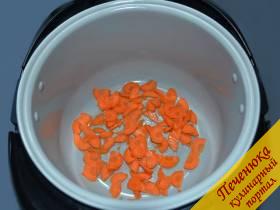 3) На программе «Жарка» при открытой крышке и помешивании зарумянить нарезанную тоненькими пластинками морковь. Программу выключить, когда морковь станет мягкой и золотистой.