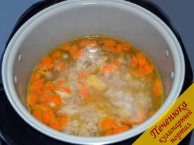 6) Влить в мультиварку с морковью воду, сразу добавить все необходимые для супа ингредиенты, кроме зелени (грибы, картофель, пшено, соль). Включить программу «Суп». У нее по умолчанию время приготовления – 1 час. Именно столько и нужно для приготовления в мультиварке, чтобы получился суп, как из печки.