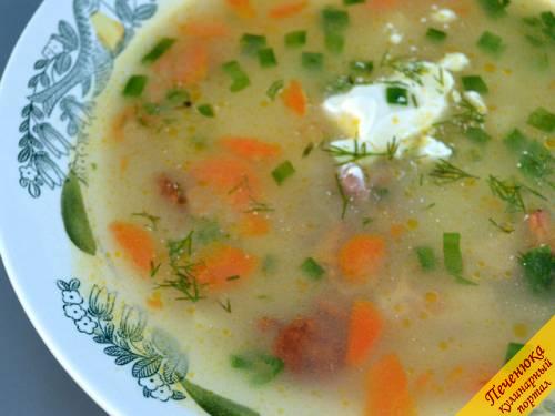 8) Разлить суп по тарелкам, посыпать мелко нарезанным укропом, добавить сметаны. До чего же вкусный супчик получился!