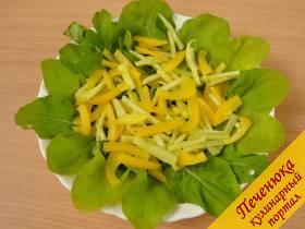 3) Посыпать огурцом и перцем салатные листья.