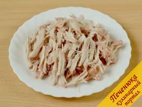 1) Расщепить мясо на волокна. Если будут использоваться колбасные продукты, нарезать соломкой.