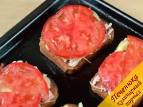 7) Так же тонко нарезать помидор, покрыть помидорными пластинками весь бутерброд полностью.
