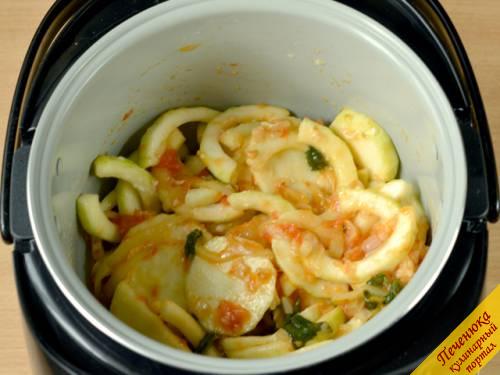 6) Выложить кабачки в чашу мультиварки к другим овощам, добавить соли и перца, перемешать и готовить при закрытой крышке на той же программе 15 минут.