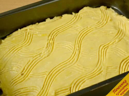 7) Приготовленной смесью смазать пирог и с помощью вилки нанести узор в виде волн. Выпекать пирог 30-35 минут при температуре 180°C. 