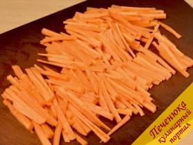 2) Морковь нарезать соломкой около 7 см длиной.