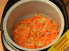4) Включить в мультиварке программу «Жарка», разогреть подсолнечное масло и положить лук. Помешивая, довести до мягкости и легкой румяности, затем добавить морковь и тоже готовить до мягкости.