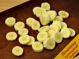 2) Бананы очистить, нарезать кружками до одного сантиметра толщиной.