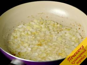 1) Приготовить соус болоньезе. Сначала обжарить лук до легкого зарумянивания. Можно также при желании добавить морковь и сельдерей.