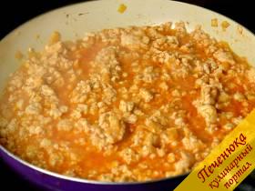3) Фарш посолить, добавить итальянские травы, томатную пасту и развести водой. Тушить, пока соус не загустеет.
