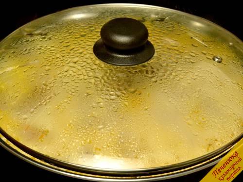 10) Уменьшить огонь, накрыть сковороду крышкой и готовить до легкого загущения соуса.