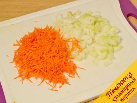 2) Лук мелко нарезать, а морковь натереть тонкой соломкой.