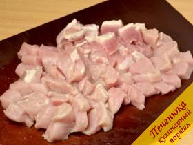 1) Мякоть свинины вымыть, обсушить и нарезать кубиками.